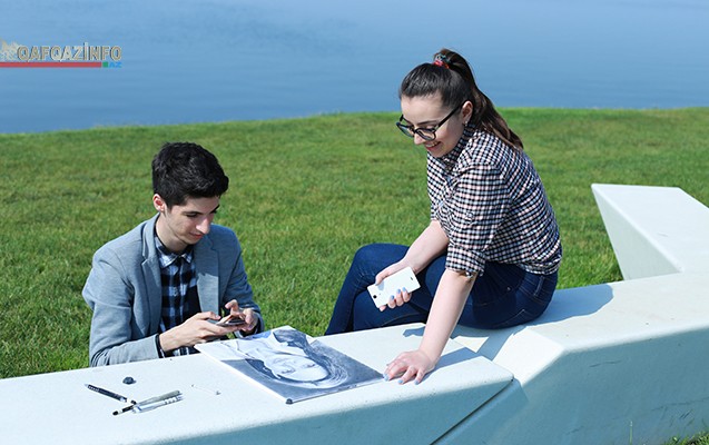 Şəkil çəkdiyinə görə dərsdən qovulan tələbə