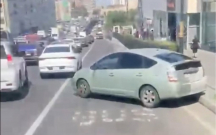 Maşını avtobus zolağında saxlayıb getdi