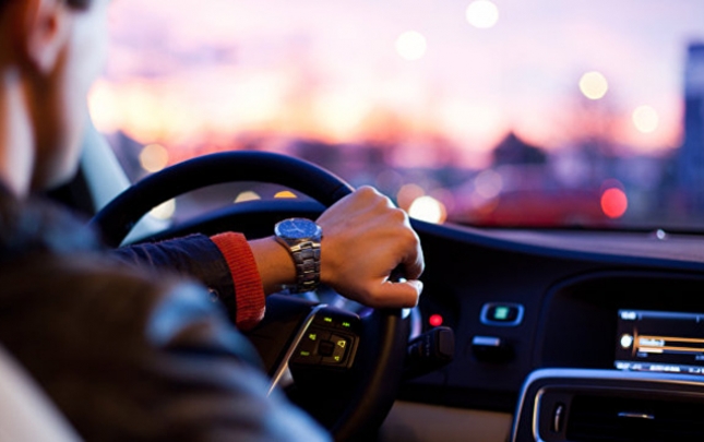 qadini-masinla-vurub-oldurerek-qacan-surucu-tutuldu