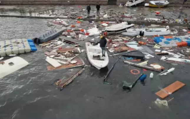 siddetli-firtinadan-geriye-bu-goruntuler-qaldi