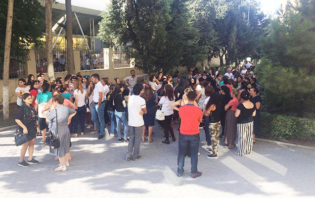 Valideynlər direktora görə aksiyaya başladı