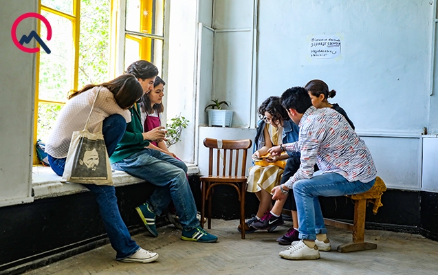 Bakıda gənclərin səhərə qədər tonqalla qoruduğu bina...