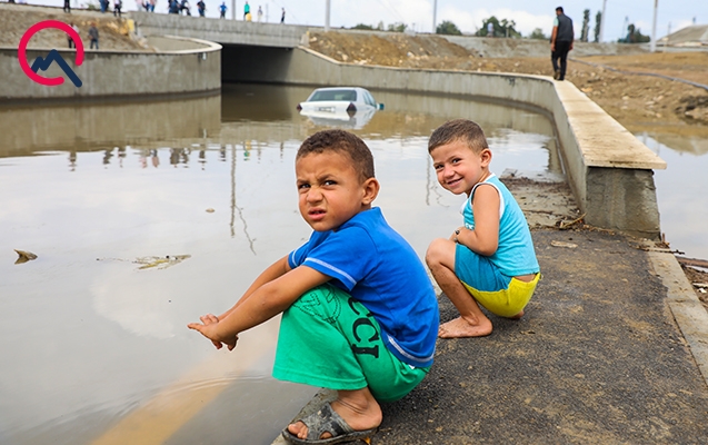 Bakıda tuneli su basdı, 2 maşın batdı