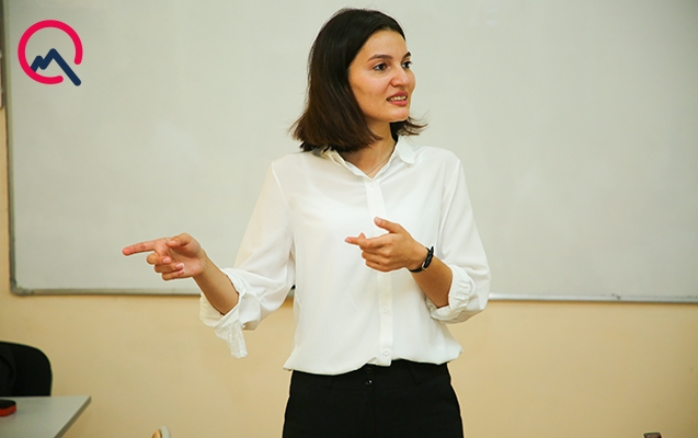 “Müəllimi ilk görəndə elə bildim, kiminsə bacısıdır”