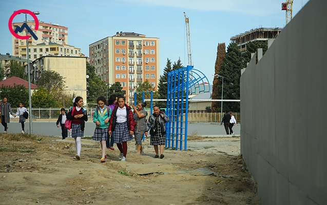 Bakıda məktəb həyətində göydələn tikilir?