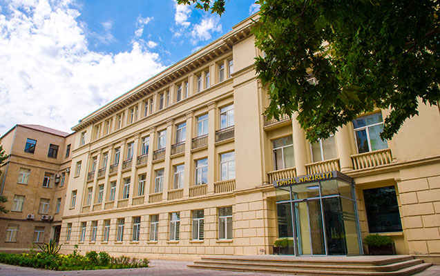 Müəllimlərə şalvarla bağlı qadağa qoyan direktora xəbərdarlıq edildi