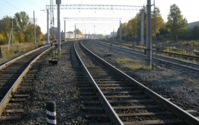 demiryoluna-qefil-cixan-kisini-qatar-vurub-oldurdu