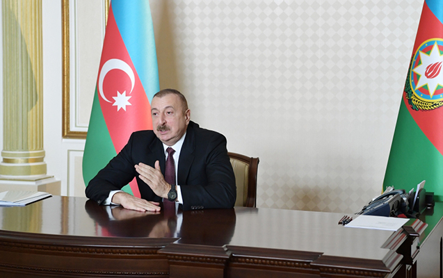 “Pencəyin, paltonun üstündən narıncı mayka geyinmişdilər”