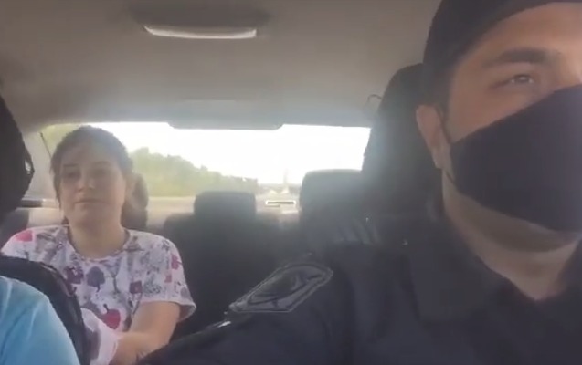 Polis yaralı qadını xəstəxanaya çatdırdı