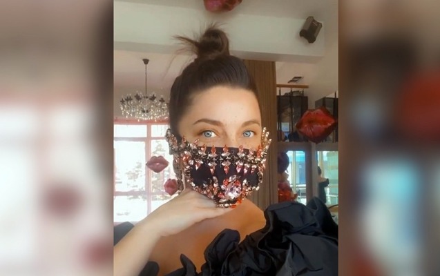 350 minlik maskasına görə tənqid olundu