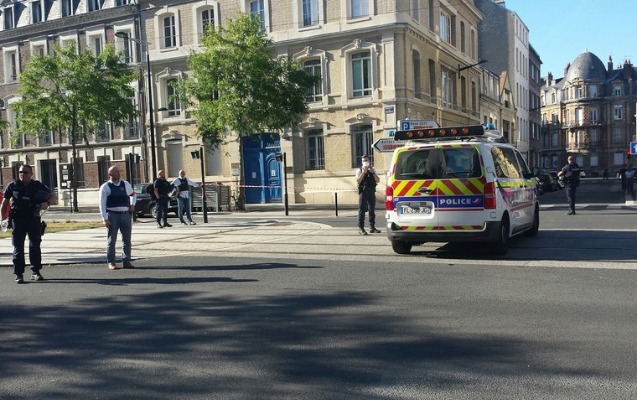 Fransada bir neçə nəfəri girov götürən polisə təslim oldu