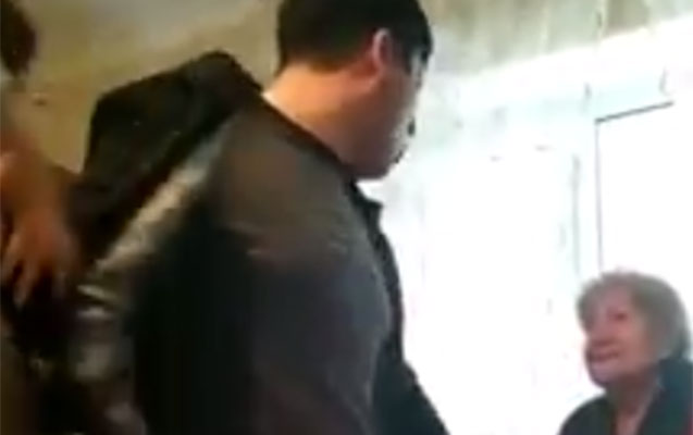 Anasını təhqir edən polis işdən çıxarıldı