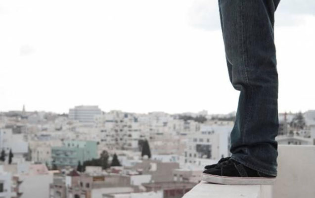 Bakıda 18 yaşlı oğlan özünü binadan atdı