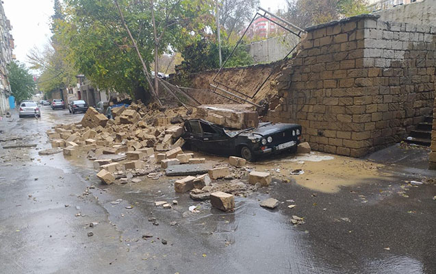 Bakıda yağış hasarı aşırdı, 3 maşın altında qaldı