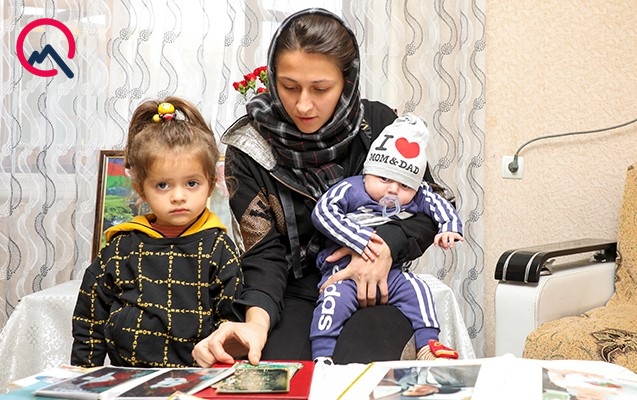 Şəhid ərini çiyinlərində daşıyan Firuzə