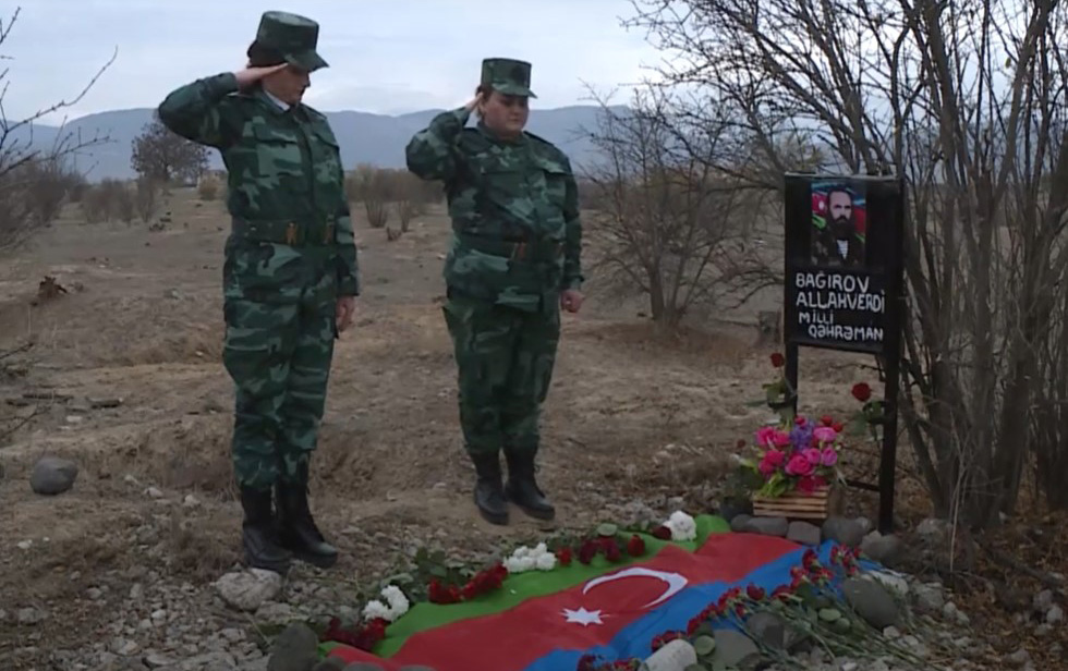 Qızları  27 il sonra Allahverdi Bağırovun məzarı başında