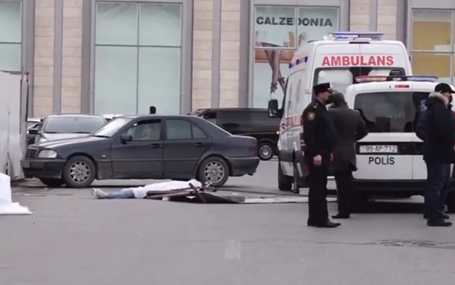 Bakıda qadının üzərinə dəmir düşdü, hadisə yerində öldü