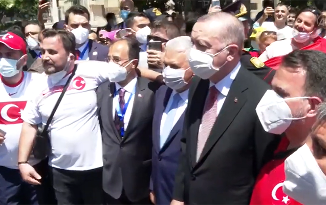 Türkiyə Prezidenti Bakıda azarkeşlərlə görüşdü