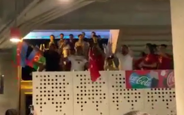 Qazilərimizi görən türkiyəli azarkeşlərin coşqulu reaksiyası