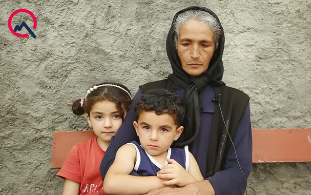 Minaya düşən oğluna görməyən gözləri ilə ağlayır...