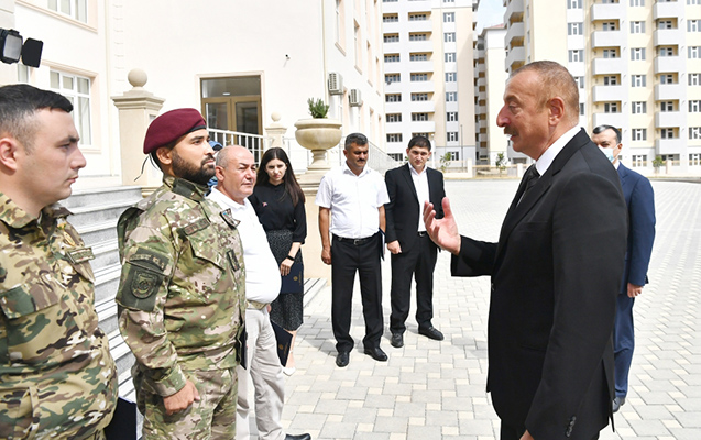 Prezident şəhid ailələri ilə görüşdü