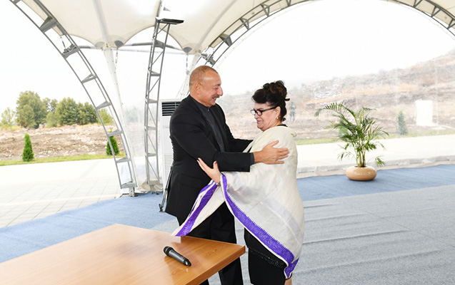 Prezidentin əlindən öpmək istədi, qoymadı