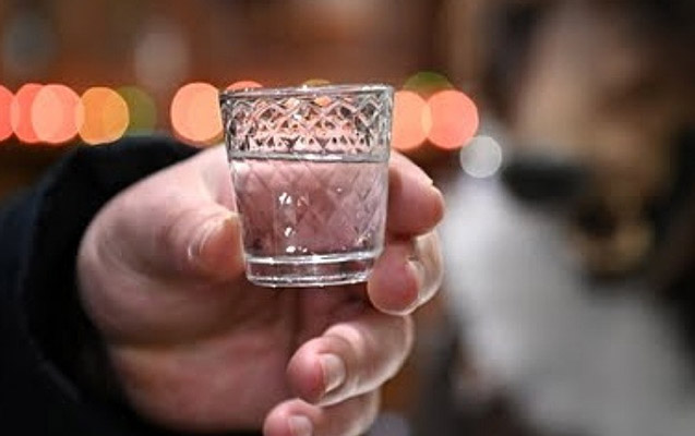 37-yasli-kisi-spirtli-ickiden-zeherlenib-oldu