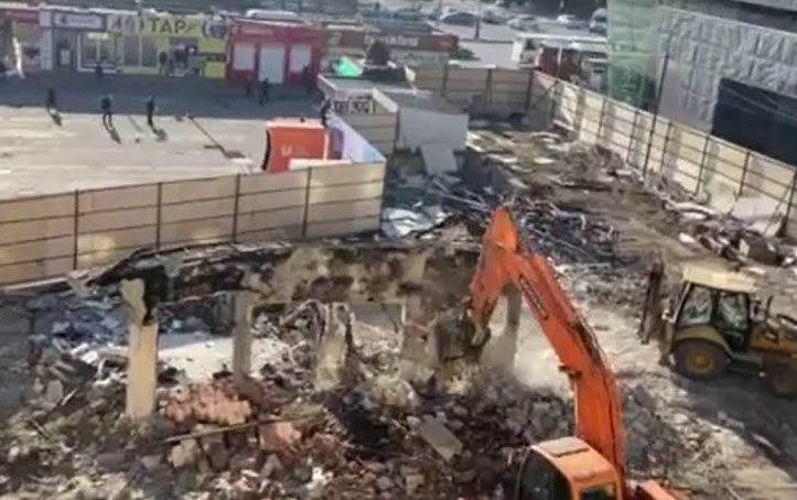 Ötən ay yanan “Metro City” sökülür