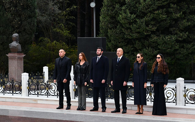 İlham Əliyev ailəsi ilə Heydər Əliyevin məzarını ziyarət etdi