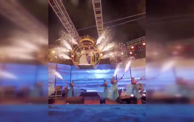 Hindistanda toyda bəylə gəlin 4 metr hündürlükdən yerə çırpıldı