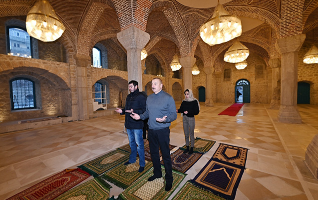Prezidentlə ailəsi Yuxarı Gövhər Ağa məscidində