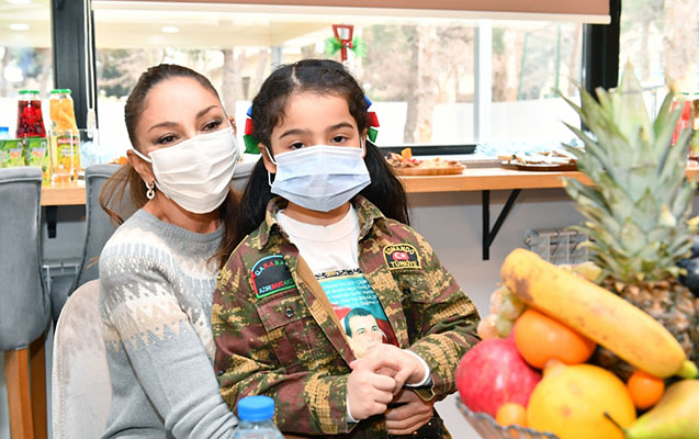 Mehriban Əliyeva qızları ilə açılışa qatıldı