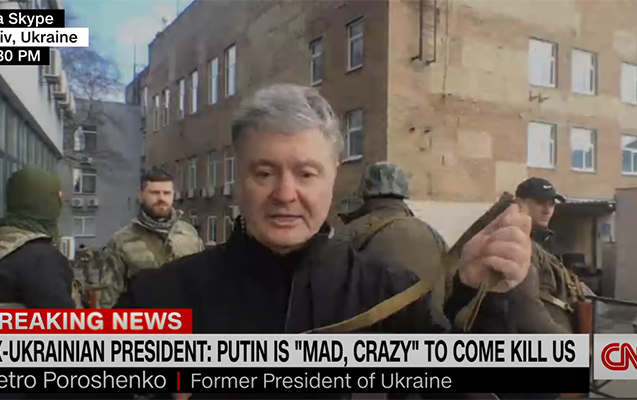 Poroşenko CNN-in efirində “Kalaşnikov” göstərdi