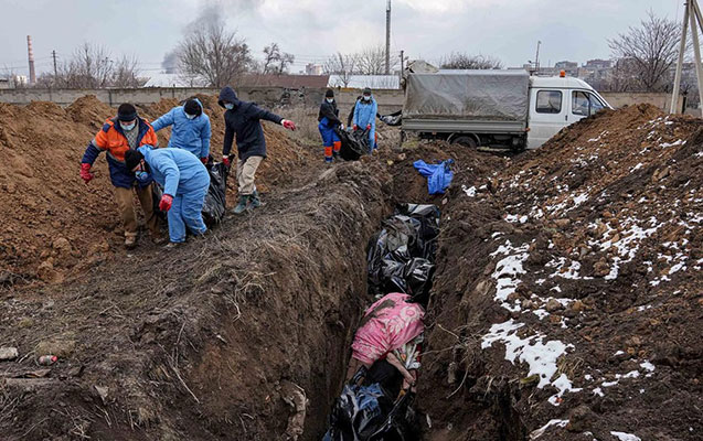Mariupolda ölənlər xəndəklərdə basdırılır