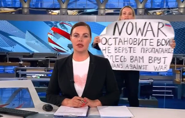 Rusiyada “Birinci kanal”ın canlı efirində “Müharibəyə yox!” deyildi