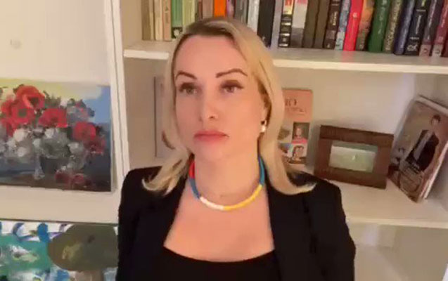 Canlı efirə “Müharibəyə yox!” plakatı ilə çıxan kanal əməkdaşı saxlanıldı