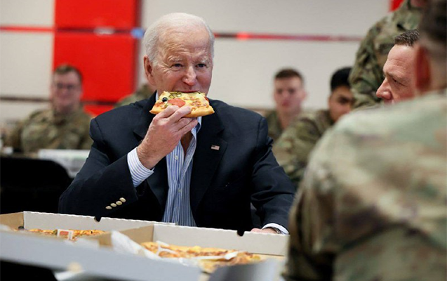 Bayden Polşada hərbçilərlə pizza yedi