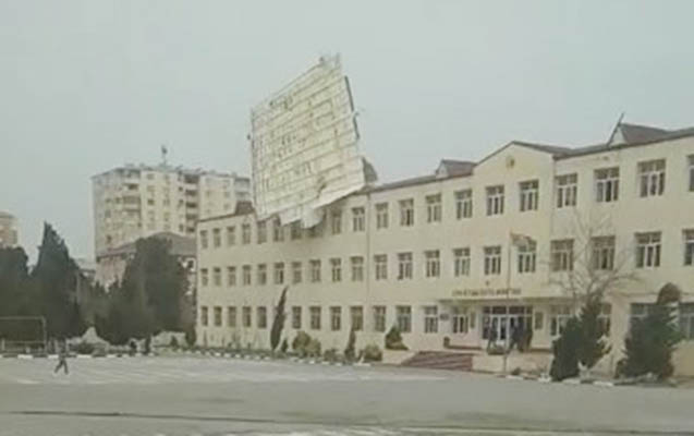 Xırdalanda külək məktəbin damını uçurdu