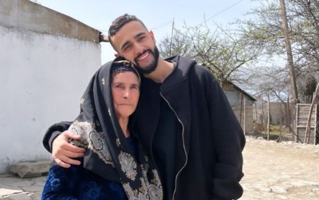 Hüseyn kənddə onu tanımayan ailəni belə sevindirdi