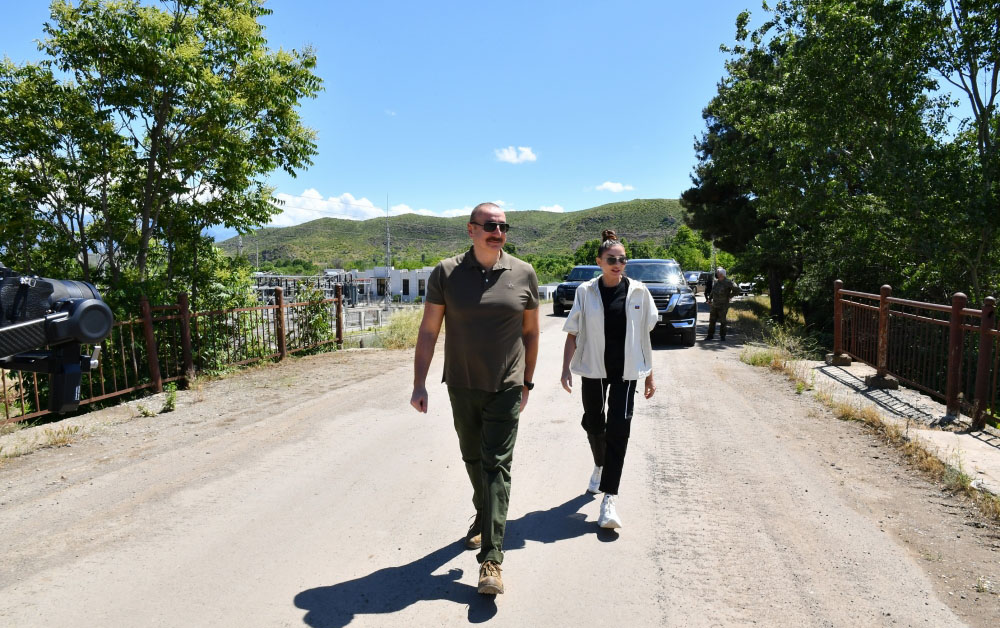 Prezident və xanımı Oxçuçayın sahilində