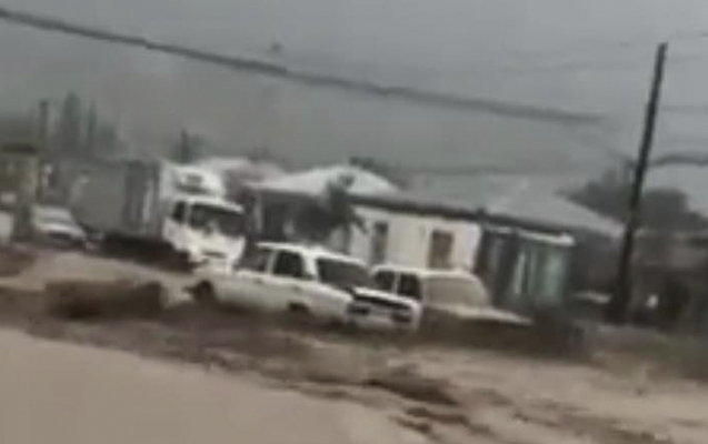 Goranboyda sel həyatı iflic etdi, maşınları apardı