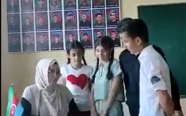 Şagirdlərə dini mahnı oxudan müəllimə və məktəb direktoruna töhmət verildi