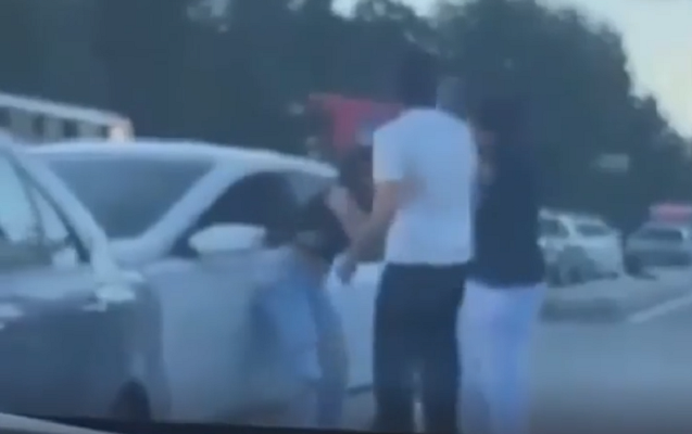 Bakıda yolda əlbəyaxa dava düşdü, qadını vurdular