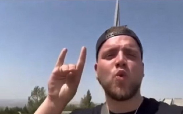 Türkiyəli bloqer İrəvanda “bozqurd” işarəsi göstərib