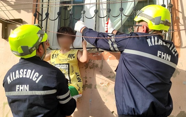 Dəmir barmaqlıqlar arasında qalan uşaq belə xilas edildi