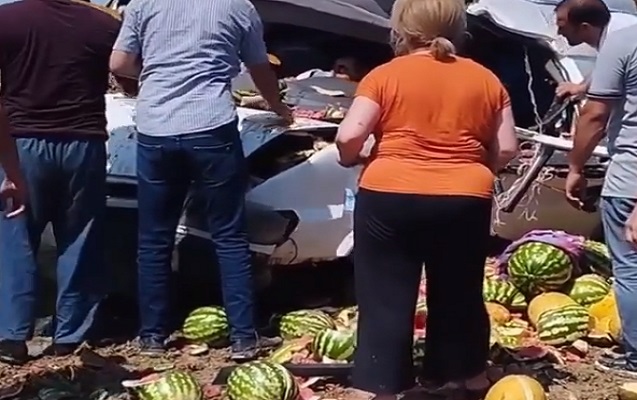 Yük maşını aşdı, qarpız-yemiş ətrafa dağıldı