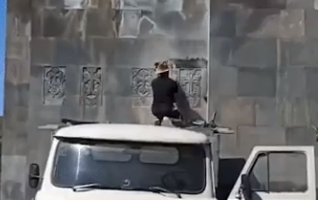 Laçını tərk edən ermənilər kilsəyə belə ziyan vurur