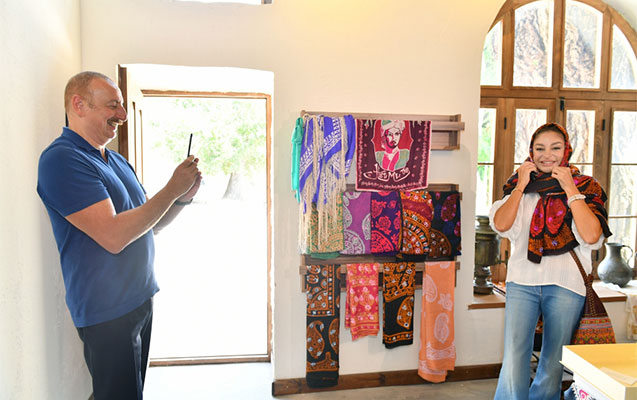 Mehriban Əliyeva kəlağayıya naxış vurdu