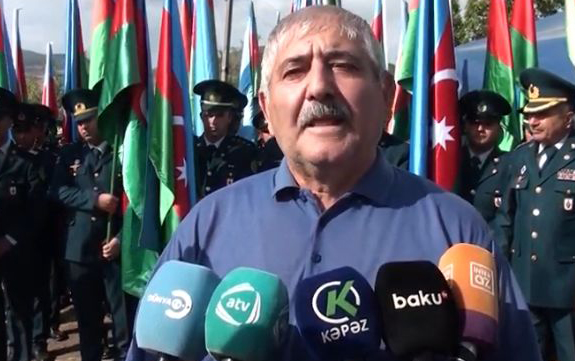 Şəhid atası oğlunun toyunda deyilən şeiri yasında oxudu