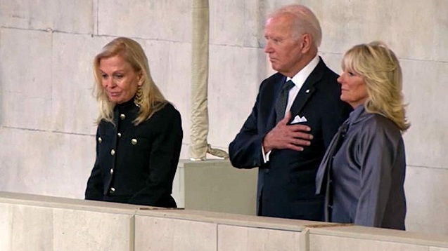 Bayden Kraliça ilə vidalaşdı